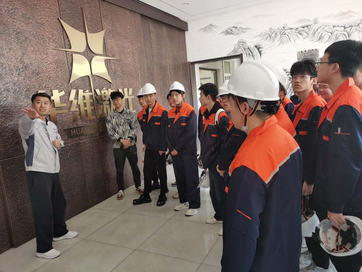 Shenyang University of Technology의 교사와 학생들은 Huawei Laser Equipment Manufacturing Co., Ltd.를 방문했습니다.