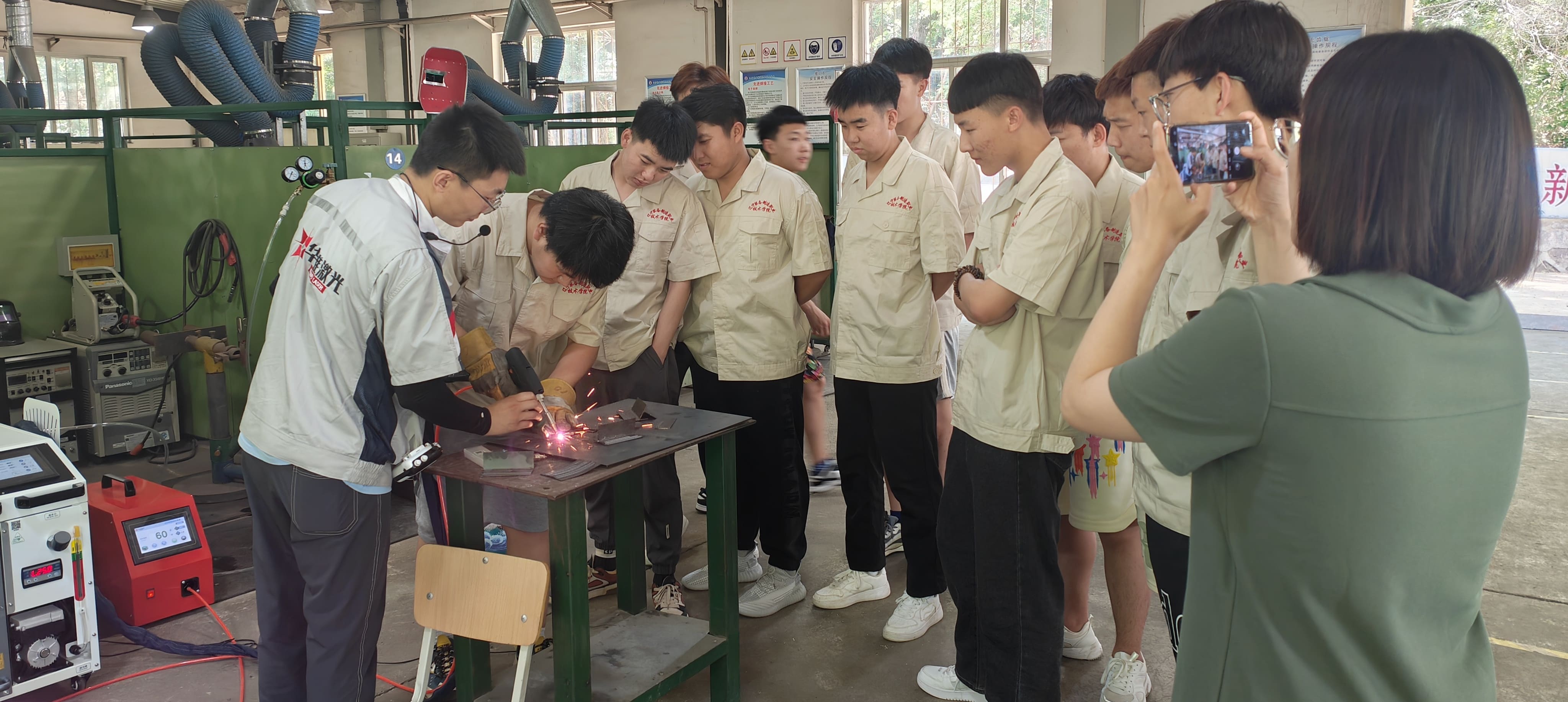 Huawei Laser의 1500W 핸드 헬드 용접기 Liaoning Tech College에서 기술 교육을 강화합니다.